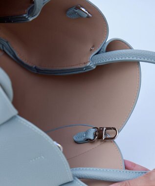 Tiaclasse 【安田美沙子さん着用・ポーチ・ショルダー紐付き】フラワーカットフェイクレザーバッグ サックス