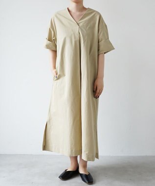 WHITE MAILS 【阿久津ゆりえコラボ】フロントタック Vネック ワンピース ベージュ