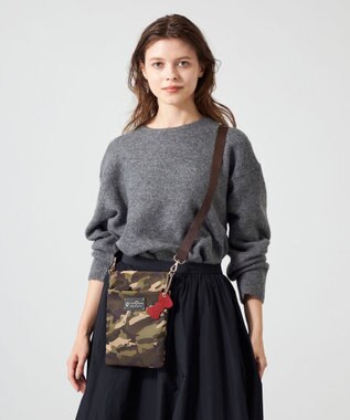 LA BAGAGERIE 【LA BAGAGERIE×HELLO KITTY】リボンチャーム付き　スクエアポシェット カーキ