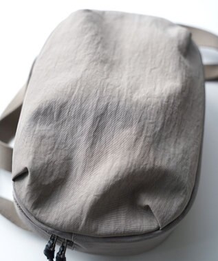 NIZYU KANO FUKUI SIWAナイロンボディバッグ Mサイズ グレージュ