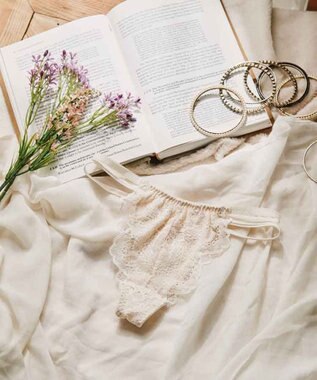 San-ai Resort（三愛水着楽園） カシュクール脇高Ｔバックショーツ アイボリー