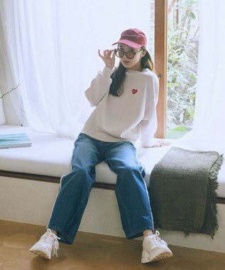 earth music&ecology Ｃｈａｍｐｉｏｎ×ｅｍａｅポンチハートスウェット Ecru