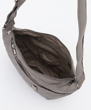 Y'SACCS ナイロンキルティングボディバッグ グレージュ