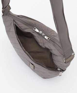 Y'SACCS ナイロンキルティングボディバッグ グレージュ