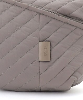 Y'SACCS ナイロンキルティングボディバッグ グレージュ