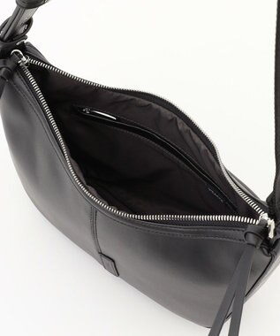 Y'SACCS ハーフムーンボディショルダーバッグ ブラック