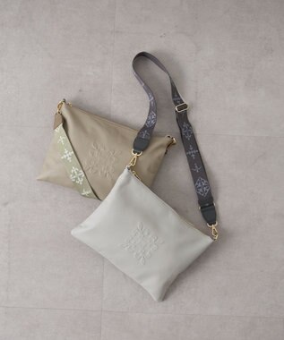 russet エンボスモノグラムショルダーバッグ(CE-1547) L.Gray