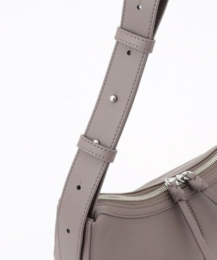 Y'SACCS ハーフムーンボディショルダーバッグ グレージュ