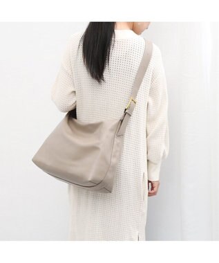 UNBILLION カシュカシュ cachecache / バックル付きビッグショルダー オーク