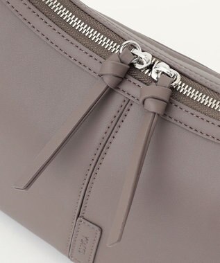 Y'SACCS ハーフムーンボディショルダーバッグ グレージュ