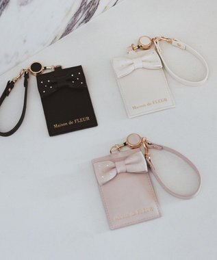 Maison de FLEUR クリアストーンリボンリールパスケース Off White