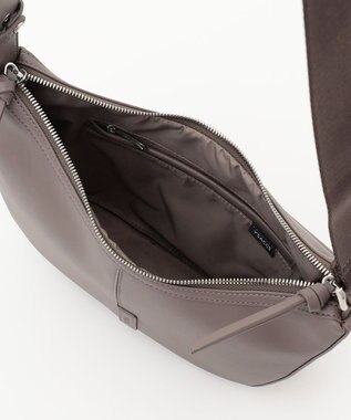 Y'SACCS ハーフムーンボディショルダーバッグ グレージュ