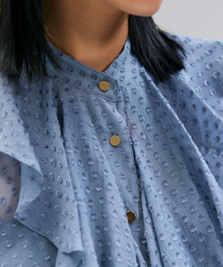 BEIGE， CALLERRY / シルク混ドットラッフルブラウス Dull Blue