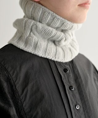 AND WOOL 〈上質な素材と手仕事から生まれた優しいニット〉メリノウール・ケーブル編みスヌード シルバーグレー