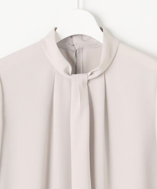 自由区 【洗える】ライトサテン ブラウス ライトグレー系