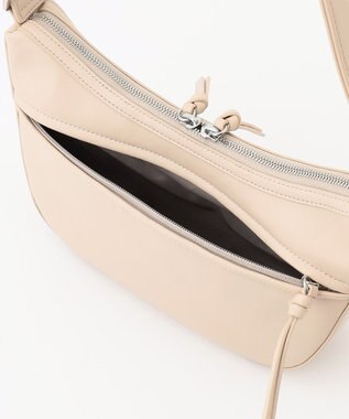 Y'SACCS ハーフムーンボディショルダーバッグ アイボリー