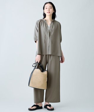 ANY 楽映えフリルネックブラウス（セットアップ着用可） カーキ