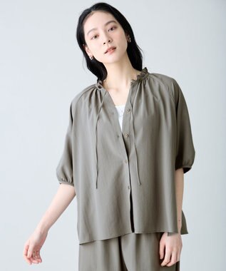 ANY 楽映えフリルネックブラウス（セットアップ着用可） カーキ