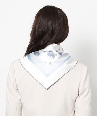 MOONBAT FURLA(フルラ)シルクツイル 水彩フラワー スカーフ 88cm×88cm オフホワイト