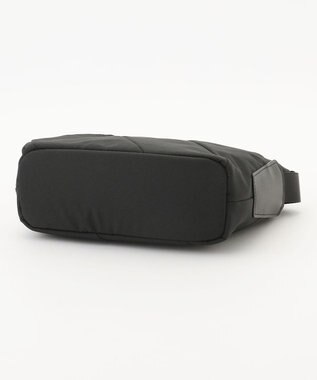 Y'SACCS ストリームラインポシェット ブラック