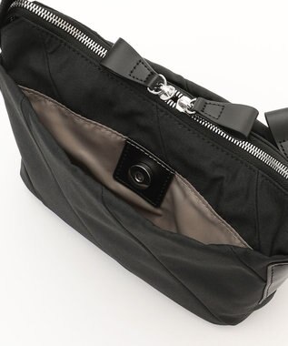 Y'SACCS ストリームラインポシェット ブラック