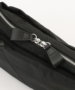 Y'SACCS ストリームラインポシェット ブラック