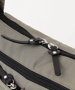 Y'SACCS トリプルポケットベーシックショルダー グレージュ