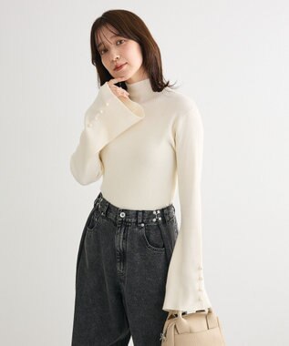 Green Parks ・ｓｗｉｎｇ　ｂｙ　袖パールボタンフレアリブニット Off White