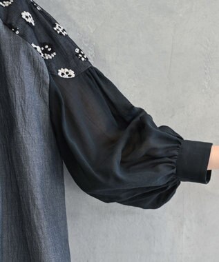 muuc 〈遠州織物の工場で織られた上質なコットン生地〉〈オーガニックコットン〉〈チュール素材に花刺繍〉あじさい小花刺繍ブラウス ネイビー