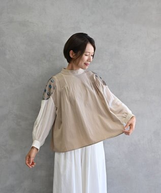 muuc 〈遠州織物の工場で織られた上質なコットン生地〉〈オーガニックコットン〉〈チュール素材に花刺繍〉あじさい小花刺繍ブラウス ベージュ