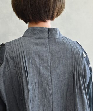 muuc 〈遠州織物の工場で織られた上質なコットン生地〉〈オーガニックコットン〉〈チュール素材に花刺繍〉あじさい小花刺繍ブラウス ネイビー