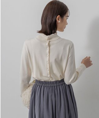 組曲 L 【前後着用可 / 加藤ローサさん着用】スムースストレッチタートル ニット アイボリー系