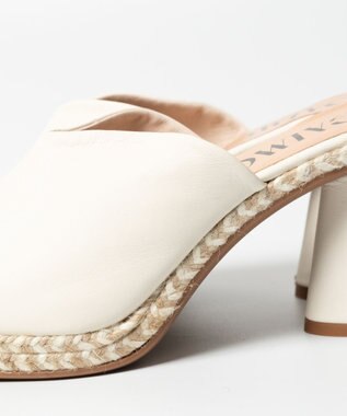 gaimo 【GAIMO/ガイモ】Vカットスクエアヒールサンダル アイボリー