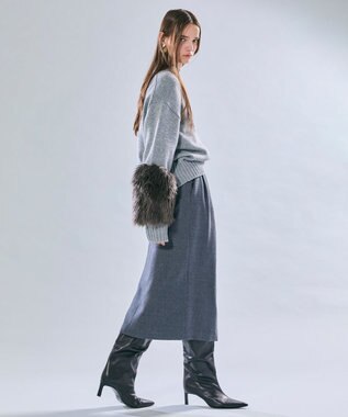 BEIGE， 【洗える・VERY NaVY12月号掲載】CHESTER / フェイクファークルーネックニット Md.Gray