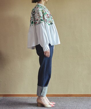 muuc 筆記帳刺繍ヨーク切り替えブラウス〈国産・muucオリジナル総柄刺繍〉〈オーガニック綿〉〈贅沢な刺繍とタック使い〉〈ゆったりリラックス〉〈3シーズン春秋冬〉 ホワイト