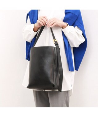 UNBILLION カシュカシュ cachecache / アシンメトリーバックル付きホーボーバッグ ブラック