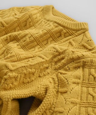muuc 〈希少なエクストラファインラムウール〉ケーブル模様編みニットセーター イエロー