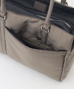 Y'SACCS 【ムック本掲載】ツイルナイロン　スクエアトート　Mサイズ グレージュ【web限定カラー】