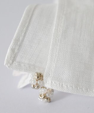 AND WOOL 〈フォーマルシーンにもギフトにもお勧めな上質素材〉フレンチリネンのハンカチ（ビーズモチーフ） ホワイト