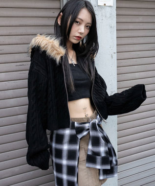 フェイクファー付きケーブルニットパーカー