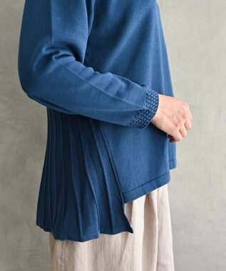 muuc 〈コットン100％強撚糸〉〈通気性が高いドライタッチな素材〉袖口ケーブル模様編み フレアーシルエット後ろプリーツ ハイネックプルオーバー ブルー