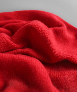 AND WOOL 〈上質な素材と手仕事から生まれた優しいニット〉カシミヤ100%の細巾ストール / マフラー レッド