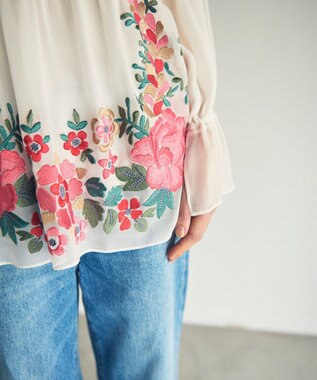 GRACE CONTINENTAL フラワー刺繍ギャザートップ ホワイト