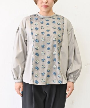 muuc 〈遠州織物の工場で織られた上質なコットン生地〉あじさい小花柄刺繍切り替え ボリューム袖 プルオーバーブラウス グレー