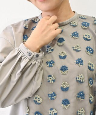 muuc 〈遠州織物の工場で織られた上質なコットン生地〉あじさい小花柄刺繍切り替え ボリューム袖 プルオーバーブラウス グレー