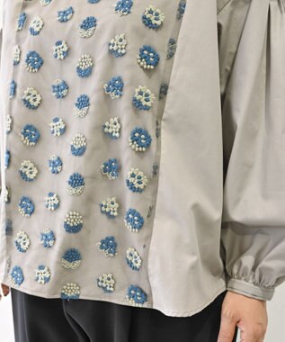 muuc 〈遠州織物の工場で織られた上質なコットン生地〉あじさい小花柄刺繍切り替え ボリューム袖 プルオーバーブラウス グレー