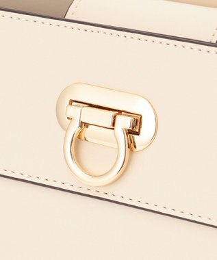 組曲 スクエアショルダー バッグ アイボリー系