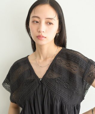 earth music&ecology 【WEB・一部店舗限定】【綿100％】レース＆ピンタックフレンチブラウス Black