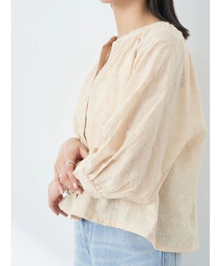 earth music&ecology 刺繍ギャザーブラウス Beige
