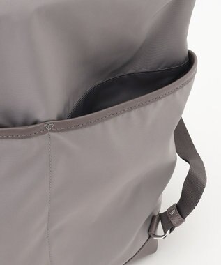 Y'SACCS アシメファスナーポケットリュック グレージュ